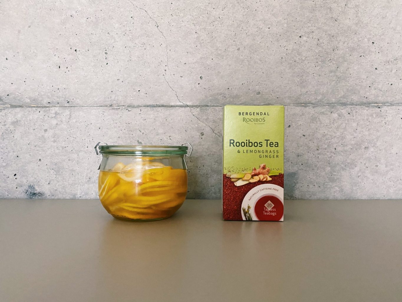 レモンの蜂蜜漬けとルイボス茶
